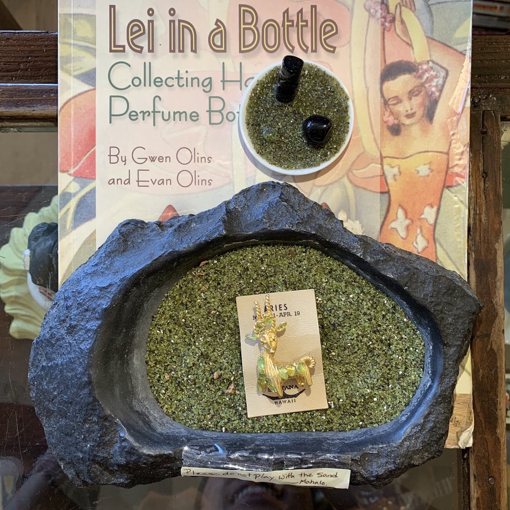 The Knickknackery - Green sand - Antiques Near Me - Hilo, Hawaii