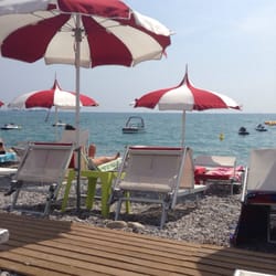 Stone Beach - Plage de galets avec des matelas et parasols ....