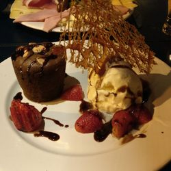 The Oldest Public & Resto Bar - Volcán de chocolate con helado de americana.