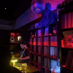 LP Vinyl Bar - DJ on Saturday night