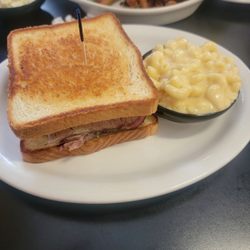 Texas Ribs & BBQ - Brisket sandwich on texas toast with side of Mac n cheese