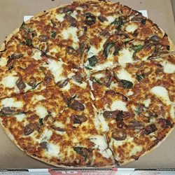 Il Castello Pizzeria And Cafe - Royal Veg Pizza.