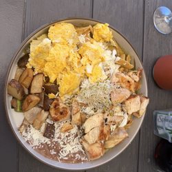 Rocco's - Chicken chilaquiles