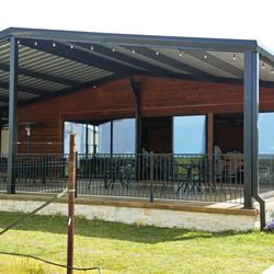 Front view of the tasting room, in the middle of the vineyard.
