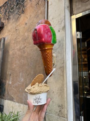 Gelato in Trevi by null