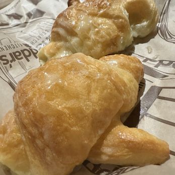 Cheddar's Scratch Kitchen - Honey Butter Croissants - American Near Me - Springfield, Missouri