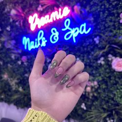 Dreamie Nails and Spa - Front of the nail salon