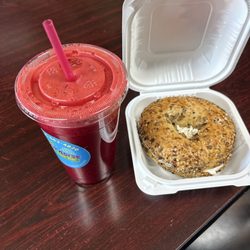 Paradise Juice Bar - Bagel with cream cheese and pink passion juice.