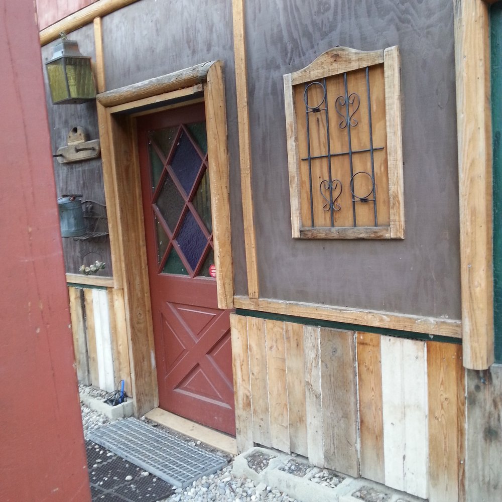 Cabins4less - Back door - Rafting/Kayaking Near Me - Big Bear Lake, California