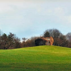 Park- und Grünanlagen - Nussberg mit dem kleinen, langsam zuwachsenden Aussichtstum
