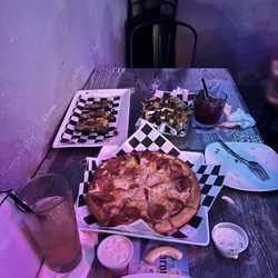 Flashbackz Lounge & Grill - Pizza, nachos and poppers