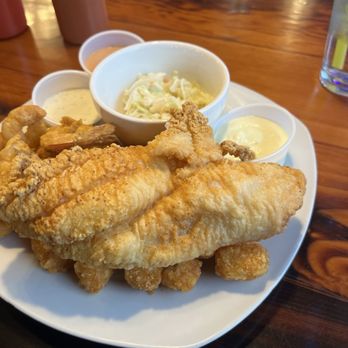 Jamar's Sports Bar and Grill - Delicious and hot and fresh.. catfish and shrimp.. service was on point!! - Sports Bars Near Me - Des Moines, Washington