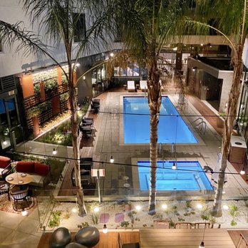 Shashi Hotel - Night view of the pool and courtyard. - Hotels Near Me - Mountain View, California Shashi Hotel - Night view of the pool and courtyard. - Hotels Near Me - Mountain View, California