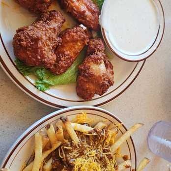 Bob’s Big Boy - Wings and Chili cheese fries - American Near Me - Burbank, California