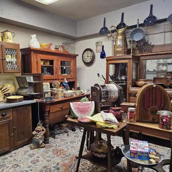 Carmell's Cottage - Antiques Near Me - Saint George, Utah