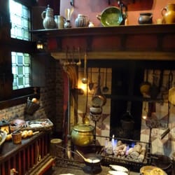 Pelgrom - In de 16e eeuw woonde hier een koopman met z'n vrouw. De multifunctionele haard (warmte en koken) en levende kippen.
