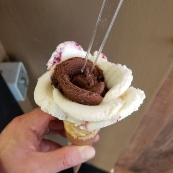 Amorino - Daisy cone of vanilla, chocolate, blueberry cheesecake - Ice Cream & Frozen Yogurt Near Me - Dublin, D