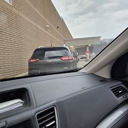 Giant Eagle - 4th car in line waiting for drive thru to open