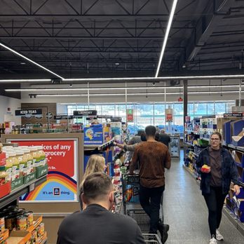 ALDI - Waiting in line for 20 minutes and we've only gotten to the halfway point. I had ice cream. I left it behind to melt on your shelf. - Grocery Near Me - Burbank, California