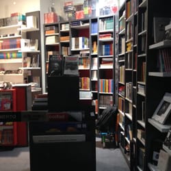 Librería América Nuestra - La tienda por dentro.