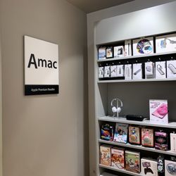 Amac - Amac APR bord, en de kast met accessoires.