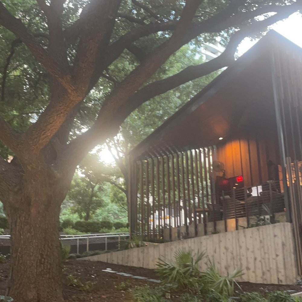 Ellis - Bar semi in/out doors - Bars Near Me - Austin, Texas