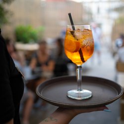 Potrefená Husa Na Verandách - Oblíbená pivovarská restaurace Na Smíchově s moderním interiérem, českou kuchyní a širokou nabídkou čepovaných piv Staropramen.