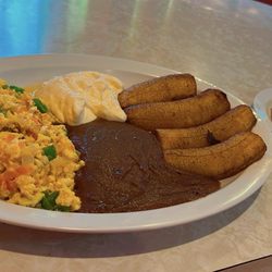 Bfst plate con tortilla y huevos revueltos con vegetales