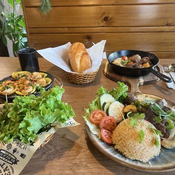 Me’s Kitchen - Ban Mhi, Shaking Beef with Red Rice, and Vietnamese pancake - Vietnamese Near Me - Sacramento, California Me’s Kitchen - Ban Mhi, Shaking Beef with Red Rice, and Vietnamese pancake - Vietnamese Near Me - Sacramento, California