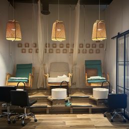Cute and unique pedicure swing chairs! Cute and unique pedicure swing chairs!