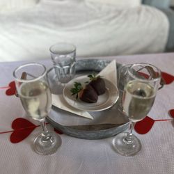 La Dolce Vita Spa - Couples massage with chocolate covered straw berries and champagne. So tasty and a good way to end a beautiful massage.