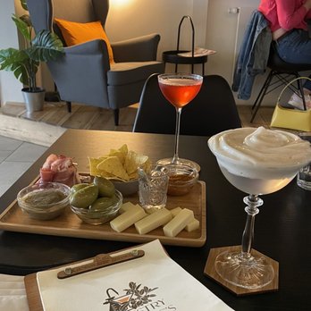 Chemistry & Botanic's - Fragsria sour in pink- mock tail Under the clouds - with the fluff - Cocktail Bars Near Me - Brussels, BRU Chemistry & Botanic's - Fragsria sour in pink- mock tail Under the clouds - with the fluff - Cocktail Bars Near Me - Brussels, BRU