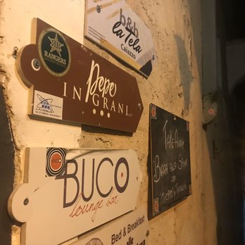 Pepe In Grani - Sign pointing to Pepe In Grani - Pizza Near Me - Caiazzo, CE