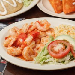 El Sabor Latin Cuisine - Camarones En Salsa De Tomate
Shrimp in tomato sauce served with butter, rice, salad, and homemade tortillas.