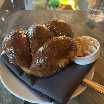 Hippo - Hippo rolls (come w/ a side of a sweet butter whipped with cinnamon sugar) - American Near Me - Los Angeles, California
