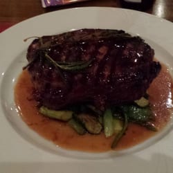 Bocconi - Restaurante Italiano - So sieht ein ordentliches Steak frisch vom Lavagrill aus.