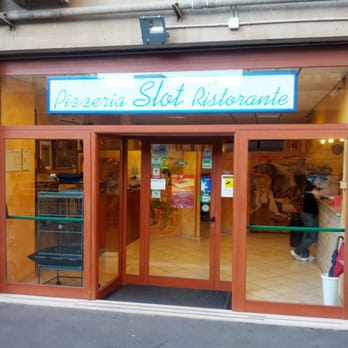 Slot - L'ingresso del locale - Italian Near Me - Cagliari, California