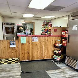 Gary Z's Sub Shop - Interior pic...no line, no waiting!