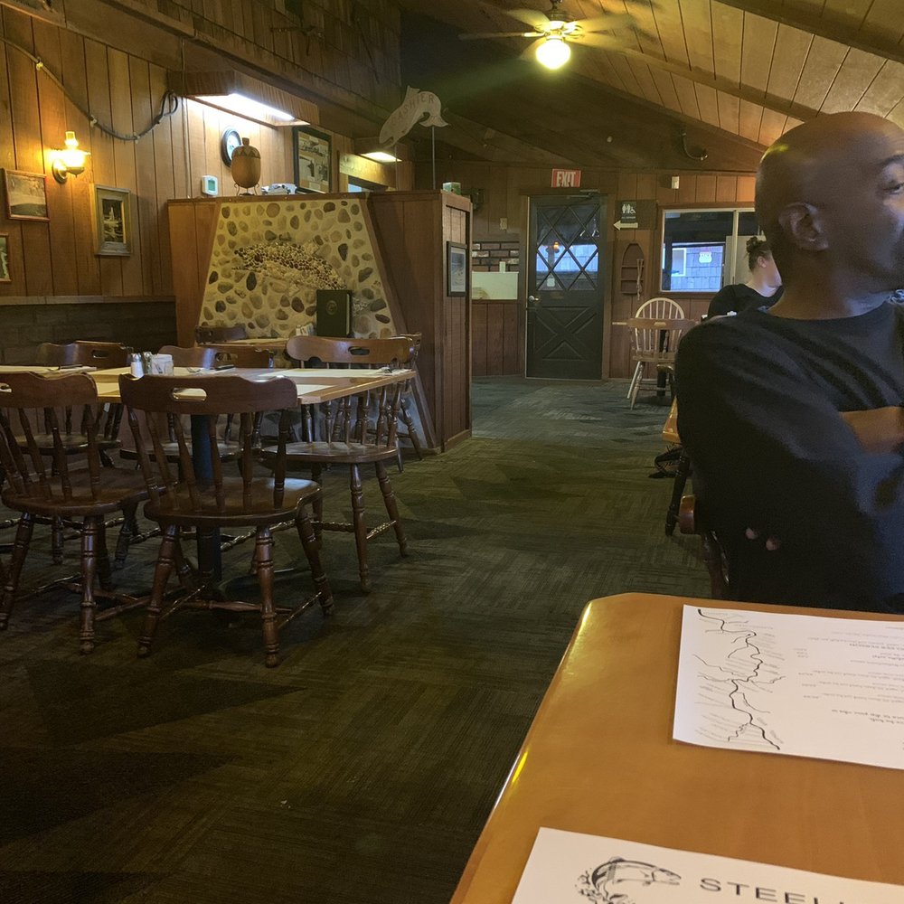 Steelhead Lodge - Dining Area with ceiling fans - Hotels Near Me - Klamath, California Steelhead Lodge - Dining Area with ceiling fans - Hotels Near Me - Klamath, California