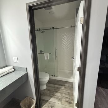 Corona Motel - Shower - Hotels Near Me - North Hollywood, California Corona Motel - Shower - Hotels Near Me - North Hollywood, California