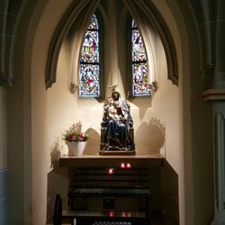 Herz Jesu Kirche - Fenster und Skulptur