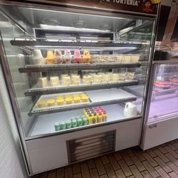 Los Claveles Bakery - Cold items for purchase