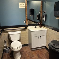 The Iron Skillet - Bathroom