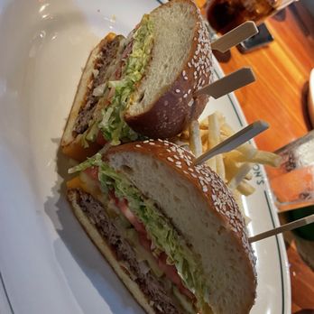Houston's Restaurant - Cheeseburger - New American Near Me - Boca Raton, Florida