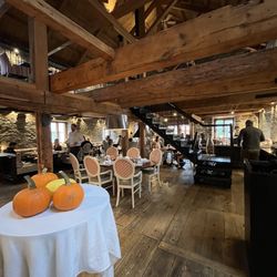 Auberge Saint-Antoine - Breakfast location from the front entrance.