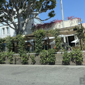 Great White - Cute seating outside - New American Near Me - Los Angeles, California Great White - Cute seating outside - New American Near Me - Los Angeles, California