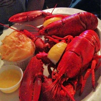 Lobster Trap - 2 lbs of lobsters droooooool - Seafood Near Me - North Conway, New Hampshire