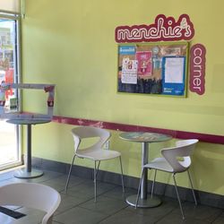 Menchie's - Plenty of table seating