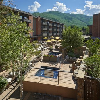 Aspen Square Condominium Hotel - Courtyard overview with hot tub - Hotels Near Me - Aspen, Colorado Aspen Square Condominium Hotel - Courtyard overview with hot tub - Hotels Near Me - Aspen, Colorado
