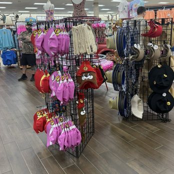 Buc-ee’s - Merch - Gas Stations Near Me - Mount Crawford, Virginia